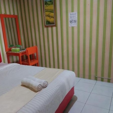 Hotel Krui Syariah Экстерьер фото