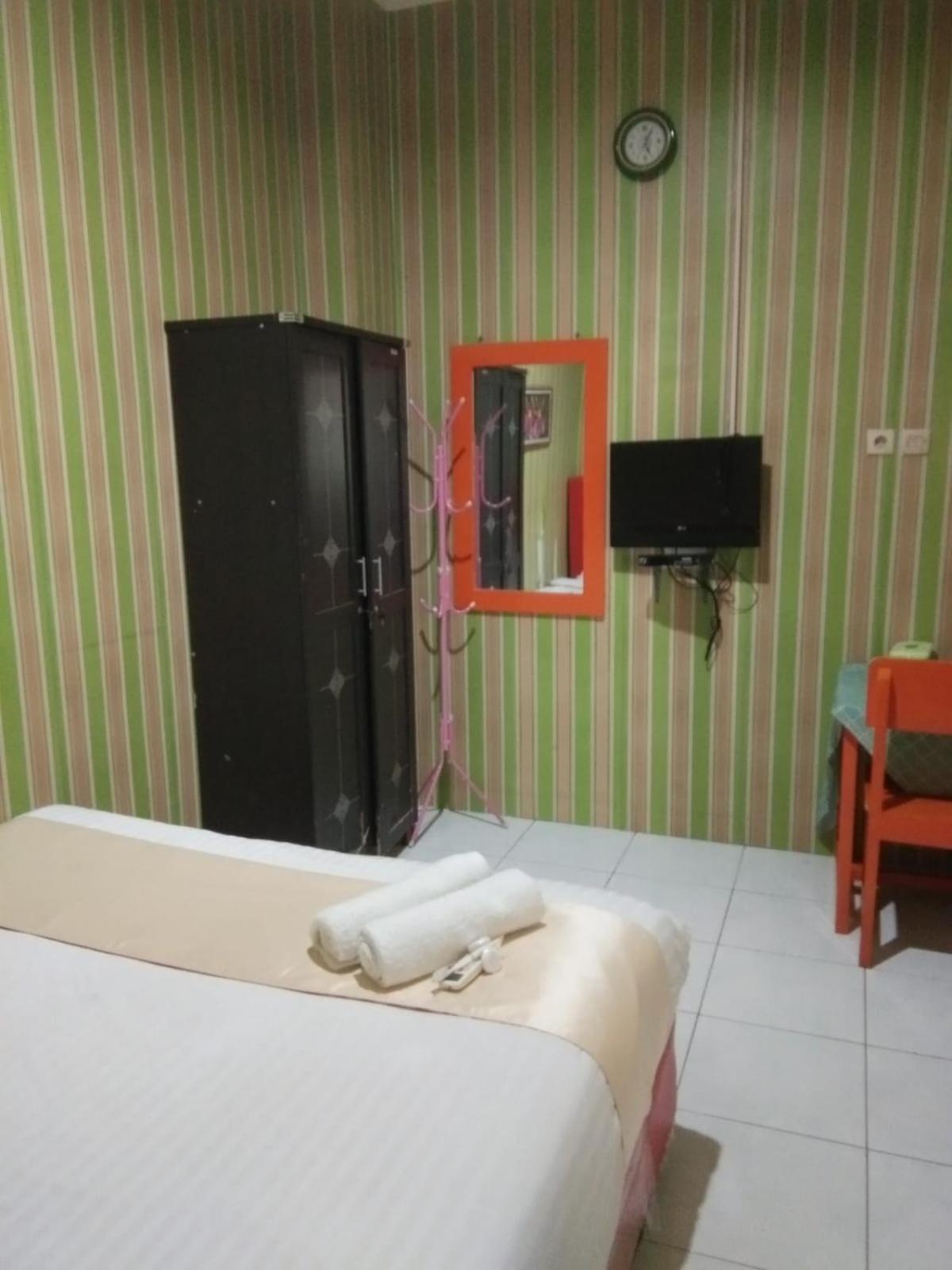 Hotel Krui Syariah Экстерьер фото