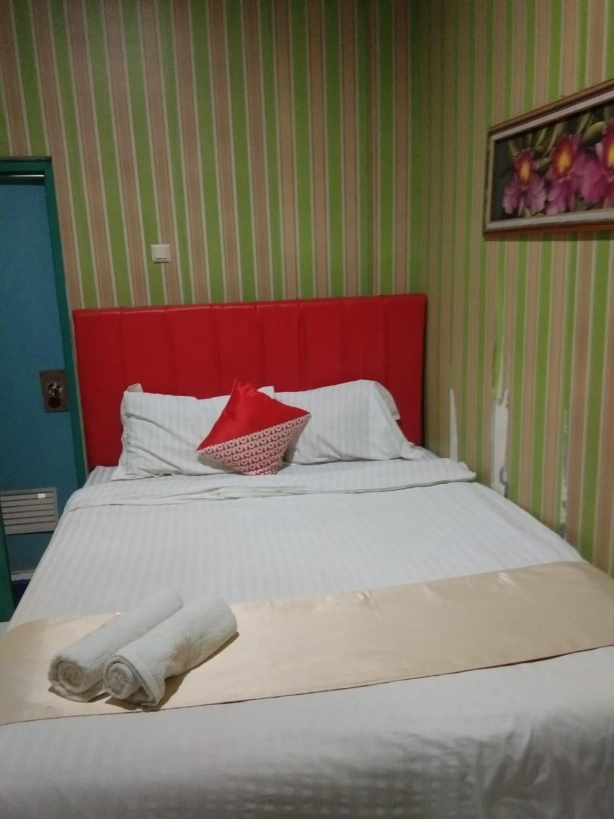 Hotel Krui Syariah Экстерьер фото