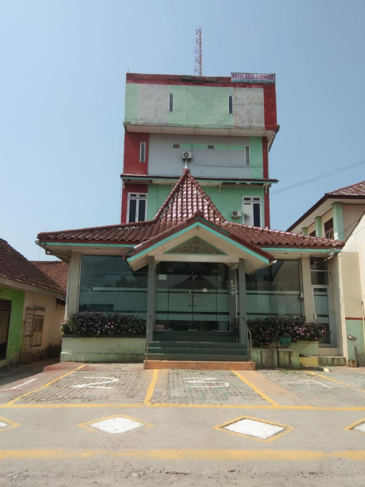 Hotel Krui Syariah Экстерьер фото